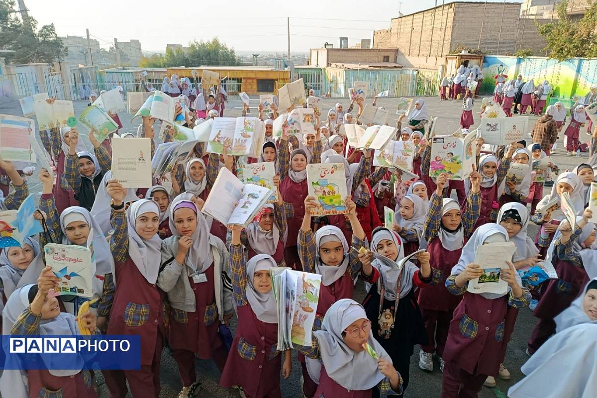 جشن دانایی در دبستان مهران؛ هفته کتاب با شور دانش‌آموزان دختر مهران