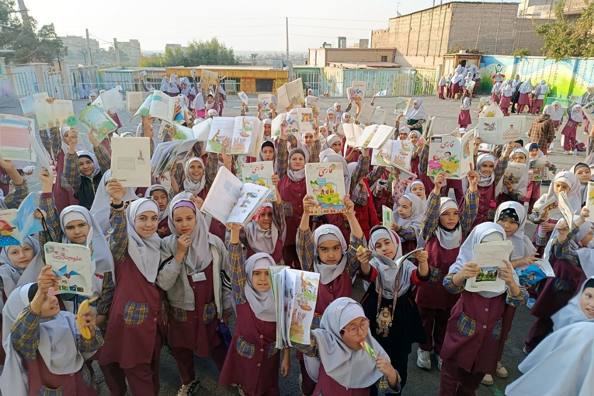 جشن دانایی در دبستان مهران؛ هفته کتاب با شور دانش‌آموزان دختر مهران
