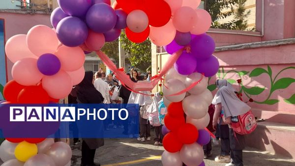 جشن شکوفه‌ها در مدرسه پیک انقلاب ناحیه 2 کرج