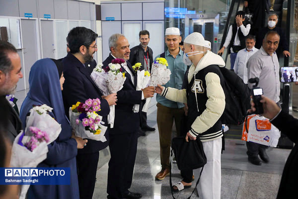مراسم استقبال بازگشت اولین کاروان عمره گذار دانش آموزان پسر