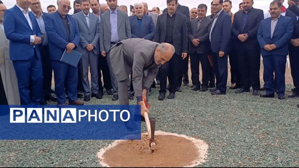 آیین کلنگ زنی صنایع پوشاک کیف و کفش در شهرک صنعتی کمشچه