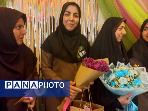 مراسم روز معلم به مناسبت هفته معلم در دبستان شاهد تحقیقی