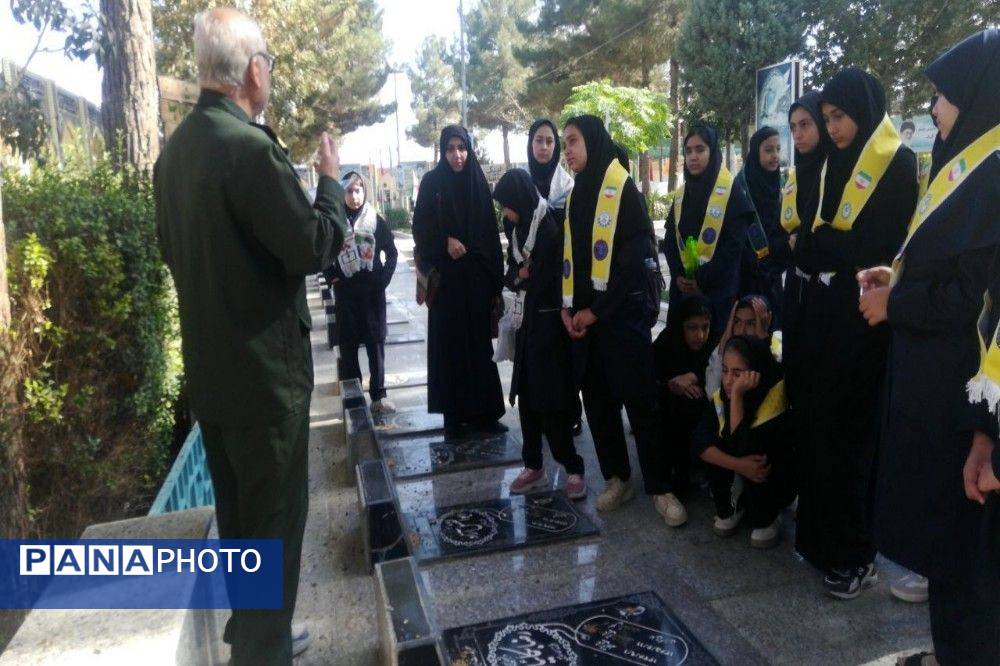 حضورپیشتازان دبیرستان شهید مجید دهنوی درگلزار شهدای بهشت فضل نیشابور