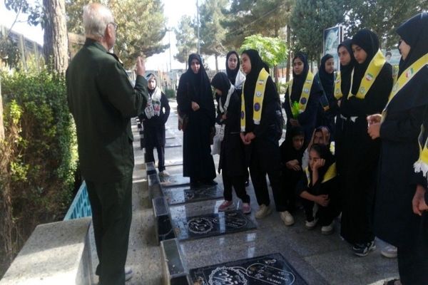 حضورپیشتازان دبیرستان شهید مجید دهنوی درگلزار شهدای بهشت فضل نیشابور