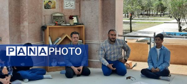 ادای احترام و غبارروبی گلزار شهدای گمنام توسط دانش‌آموزان