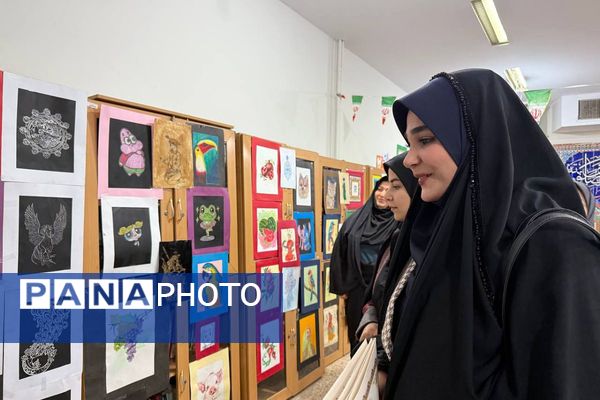 آیین افتتاحیه نمایشگاه هنری «ماها» در هنرستان شهید تاجیک بهارستان‌دو