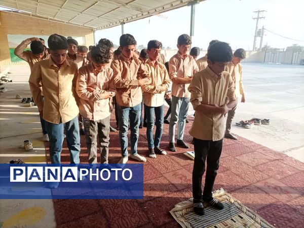 برگزاری نماز جماعت ظهر و عصر در مدرسه شهید حججی سیریک 