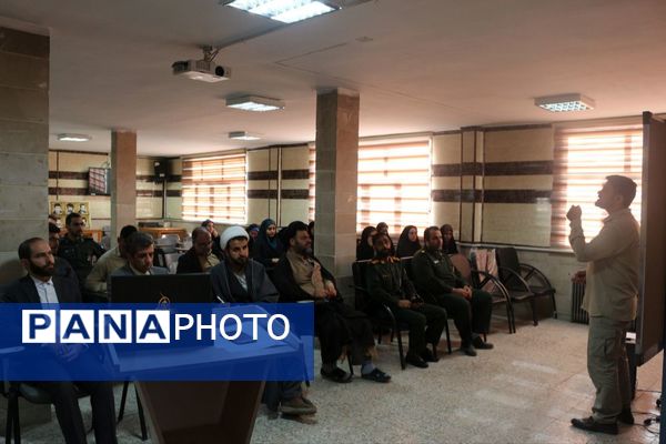 پیوند مهارت و معرفت در آموزش و پرورش فیروزکوه به همراه تلاوت زیارت عاشورا و کارگاه اسنپ‌بک 