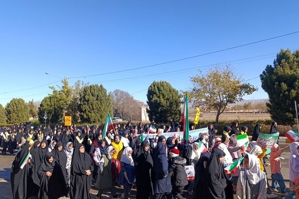 حضور پرشور دانش‌آموزان رباط‌سنگ در راهپیمایی 13 آبان ؛ حماسه‌ای از شور و همبستگی 