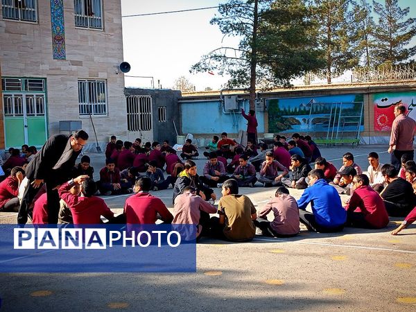 مانور زلزله در دبیرستان میثاق