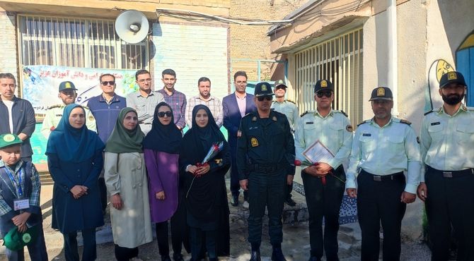 گرامیداشت هفته نیروی انتظامی در دبستان فردوسی دوره دوم ابتدایی شهرستان بروجن

