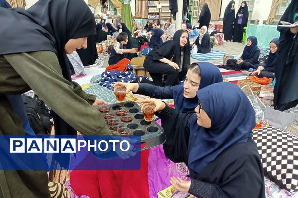 اعتکاف دانش‌آموزی رباط‌کریم با پرچم‌گردانی حضرت ابوالفضل(ع)