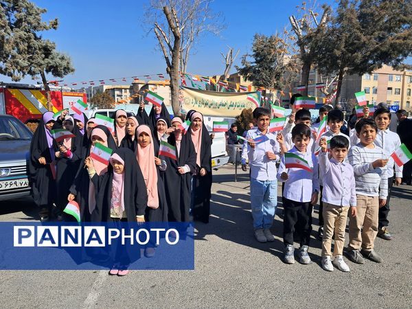 برپایی میز خدمت در نمازجمعه ملارد؛ حل سریع مشکلات مردم در حاشیه نمازجمعه