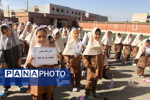 حضور آتش‌نشانان و برپایی نمایشگاه نقاشی در مدرسه حدیث به مناسبت روز آتش‌نشانی