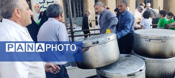 توزیع غذای گرم به‌مناسبت عید سعید غدیر خم در بجنورد