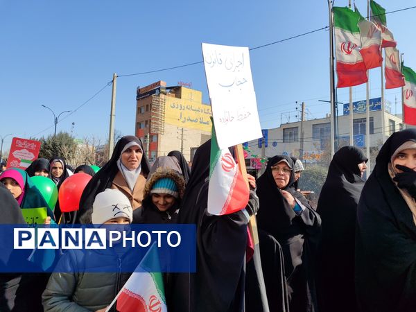 مردم غیور ملارد با حضور پرشور خود در راهپیمایی ۲۲ بهمن، ثابت کردند که همچنان پای انقلاب اسلامی ایستاده‌اند.