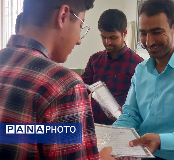 تجلیل از خبرنگاران پانا دبیرستان نمونه آیت الله خامنه‌ای کاشمر 