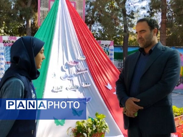 زنگ روز دانش آموز و تسخیر لانه جاسوسی دشمن در دبستان دخترانه شاهد شهید ناصری 