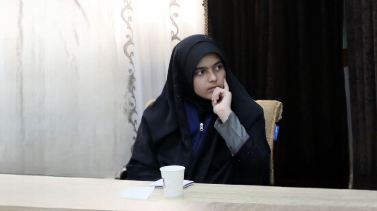 
قلم در دست دنیا را ورق می‌زنم و حقیقت را روایت می‌کنم