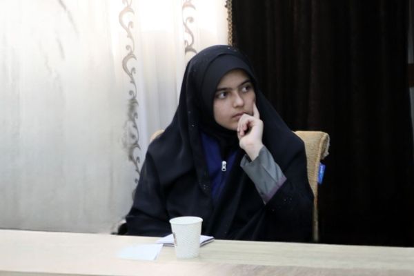 
قلم در دست دنیا را ورق می‌زنم و حقیقت را روایت می‌کنم