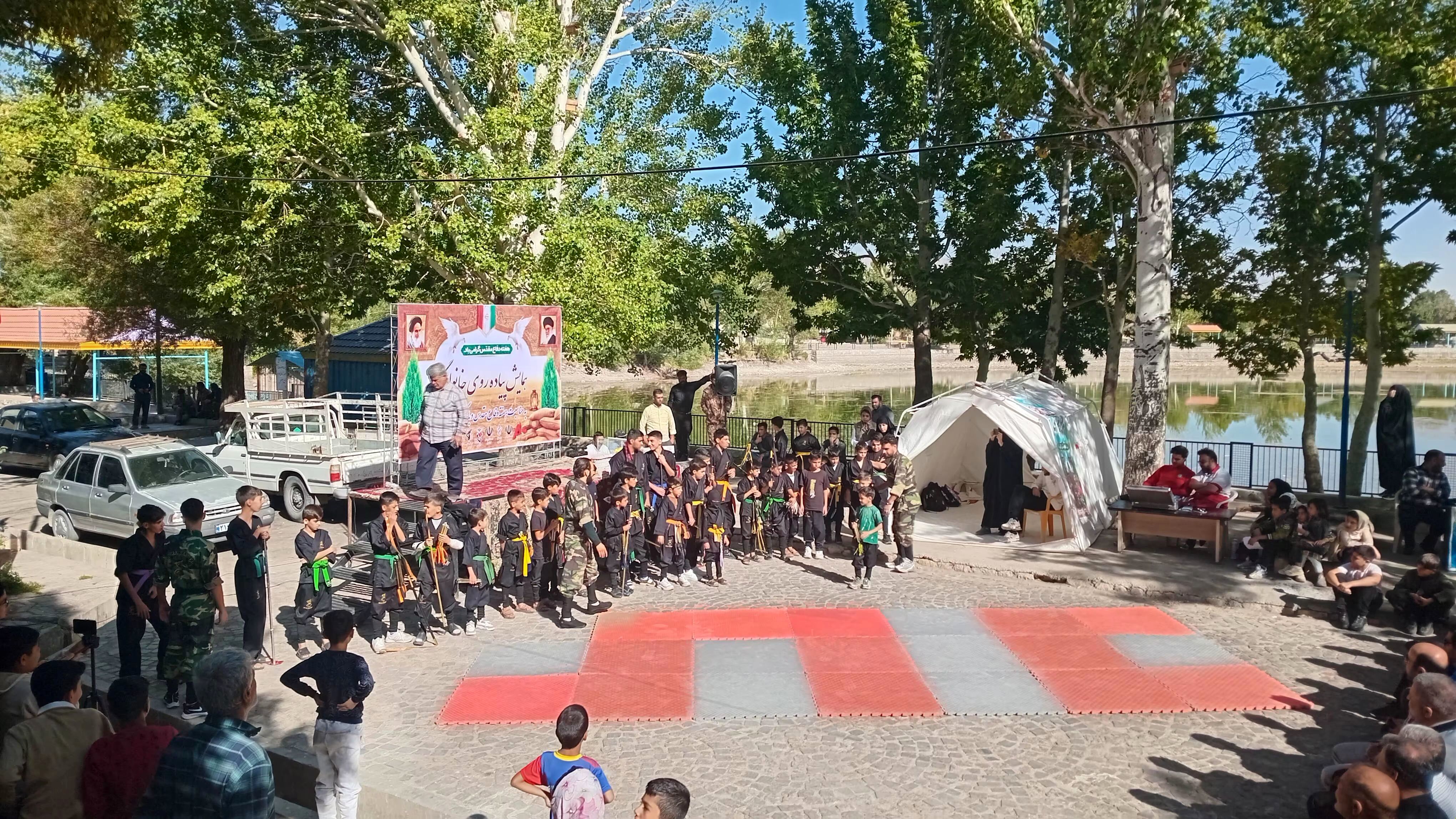 پیاده‌روی خانوادگی به‌مناسبت هفته دفاع مقدس