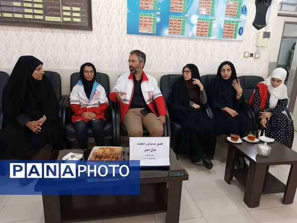 هلال‌احمر، همراه دانش‌آموزان دبیرستان عفت در مراسم صلح و دوستی