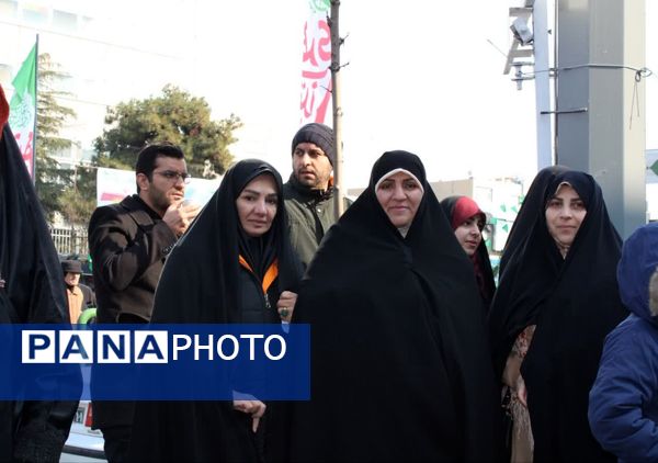 تجلی حضورفرهنگیان و دانش‌آموزان منطقه ۱۰ در جشن انقلاب