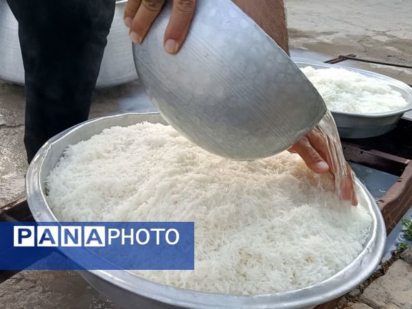پخت و توزیع نذری در روز تاسوعای حسینی روستای حسن آباد داراب استان فارس