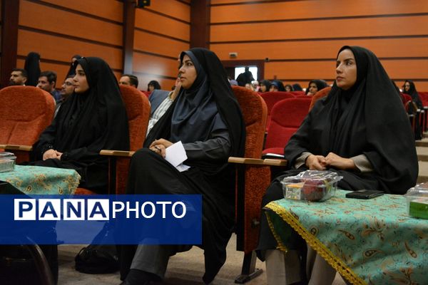 نشست هم‌اندیشی معاونین پرورشی، روحانیون امین و ائمه جماعات در بهارستان‌دو