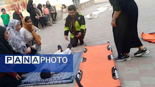 آموزش میدانی چادر زنی و حمل مصدوم برای شهروندان در پارک صادقیه مشهد  