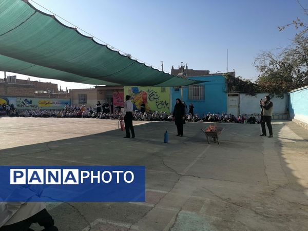 آموزش اطفاء حریق در مدرسه ناهید نخودی