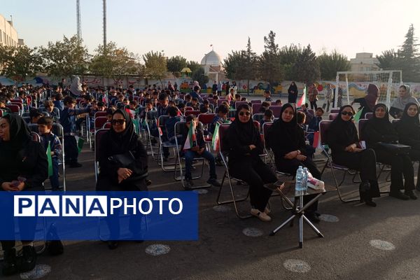 دانش‌آموزان دبستان معمارزاده در سیزده آبان