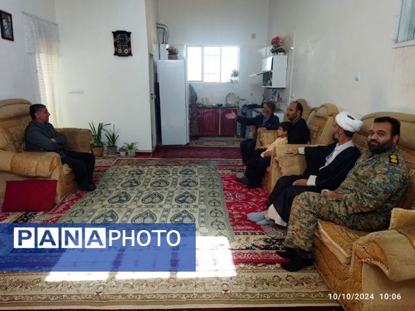 دیدار با خانواده شهدای دانش‌آموز در روستای بزنجرد شهرستان خلیل آباد