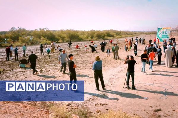 ۲۵۰۰‌ اصله‌ نهال‌حرا‌ در‌ بندرخمیر‌ کاشته‌ شد