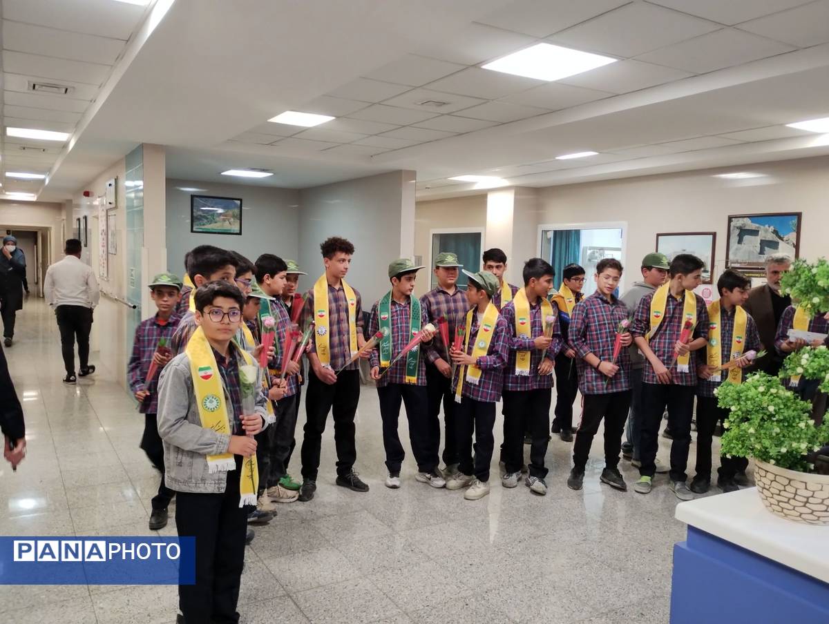 دانشآموزان پیشتاز همدانی، بهارِ میلاد حضرت زینب (س) را با تجلیل از پرستاران بیمارستان بعثت جشن گرفتند