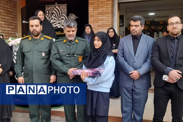 برگزاری مراسم گرامیداشت هفته بسیج در مدرسه شهید زهره‌وند قرچک
