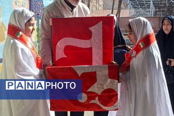  آیین پرچم‌گردانی به یاد امام حسین(ع) در مدارس فیروزکوه