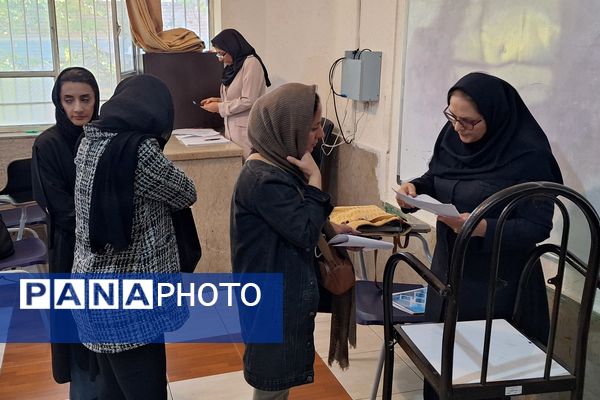 دیدار اولیا و معلمان در جهت بررسی وضعیت تحصیلی دانش‌آموزان 