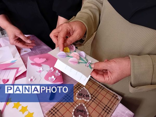 ساخت کارت پستال در هفته سلامت‌روان توسط دانش‌آموزان مدرسه مادرمهربان خلیل‌آباد