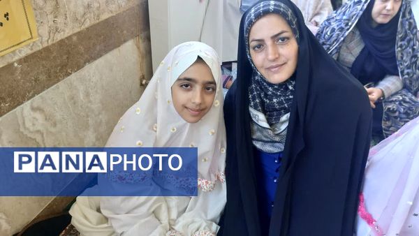 نماز مادر و دختری به مناسبت روز دانش‌آموز در دبستان دخترانه اندیشه