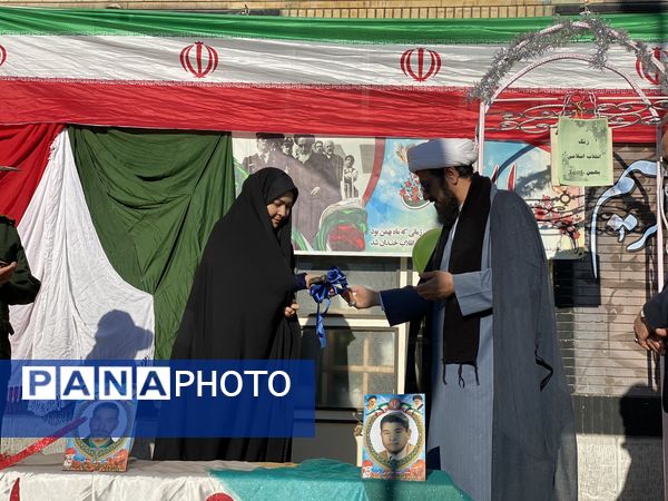 نواخته شدن زنگ انقلاب در دبیرستان نمونه دولتی آمنه(س) 