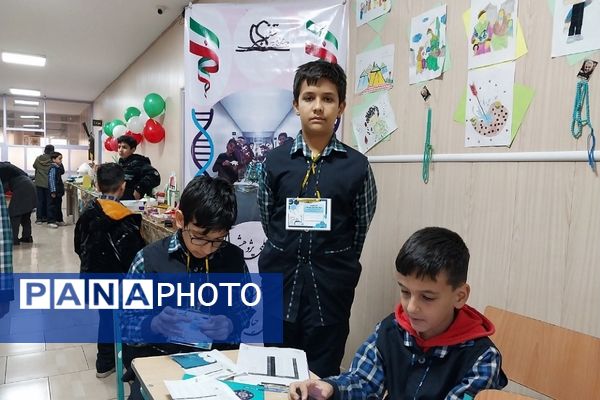 برپایی نمایشگاه طرح جابر ابن حیان در دبستان هیأت امنایی شهید قلنبر ناحیه دو شهرری 