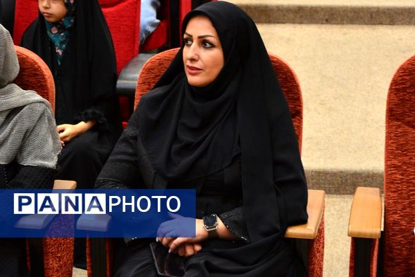 تجلیل از پسران ممتاز دبیرستان امام رضا در بهارستان‌دو