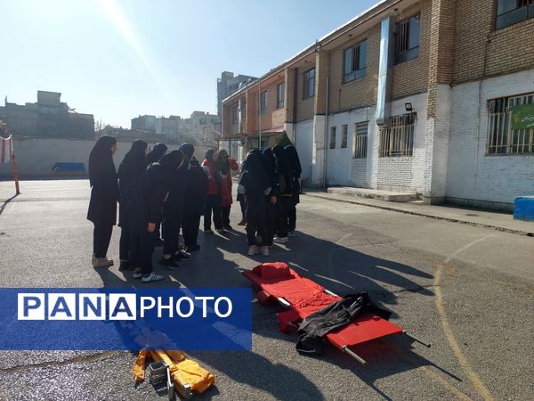 برگزای بیست و ششمین مانور سراسری زلزله و ایمنی در دبیرستان دخترانه متوسطه اول شهید عباسی 