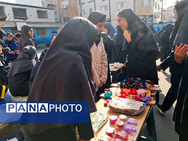 بازارچه دست‌ساخته‌های دانش‌آموزی در دبیرستان بهار آزادی قائمشهر