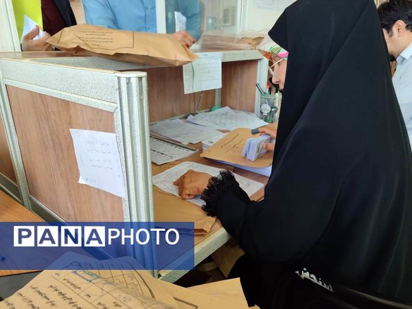 تصحیح اوراق آزمون‌های نهایی در آموزش و پرورش ناحیه یک مشهد مقدس