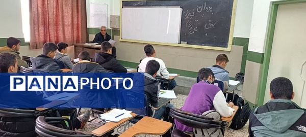 کلاس های تقویتی در دبیرستان نمونه آیت‌الله خامنه ای