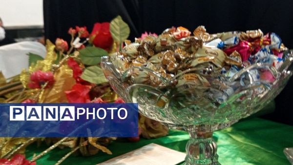 بوسه بر دستان مادر در دبیرستان والدین آناخاتون