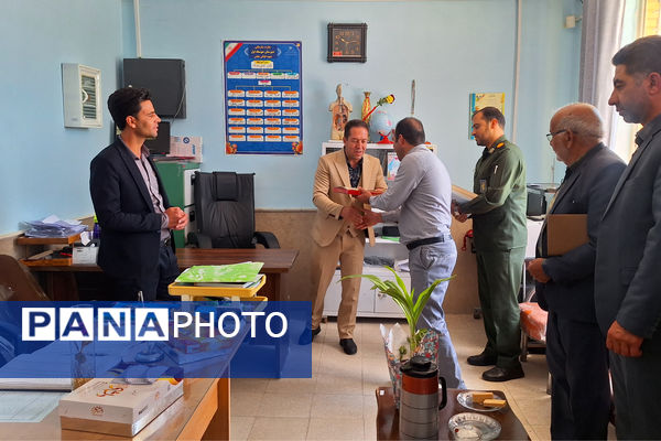 آیین تجلیل از معلمان مدارس ایزدخواست