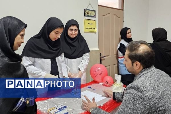 بازدید مسئول پژوهش سرای دکتر حسابی از دستاوردهای دانش‌آموزان  مدرسه شاهد شهید نوری